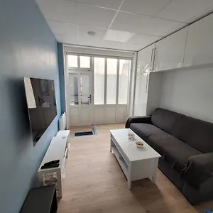 Studio Bien Equipe Au Calme A Montmartre Parijs